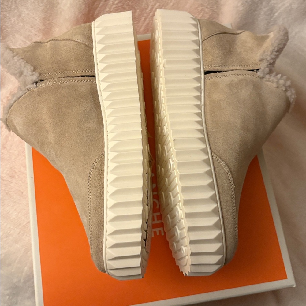 NWT VOILE BLANCHE LUNA Suede Ankle Boots in Beige - Picture 13 of 15